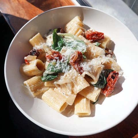 Creamy Sun-Dried Tomato Spinach Cottage Cheese Pasta: a vibrant bowl, showing pasta coated in a rich, creamy sauce.