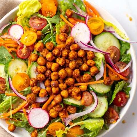 Mixed greens salad with crispy chickpea croutons, a colorful and refreshing vegan salad.