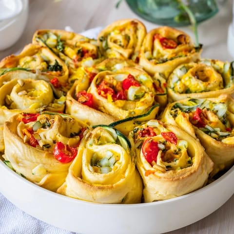 Golden-brown Cercles d'Hôtes Couronne de Rouleaux, a savory French appetizer perfect for entertaining.